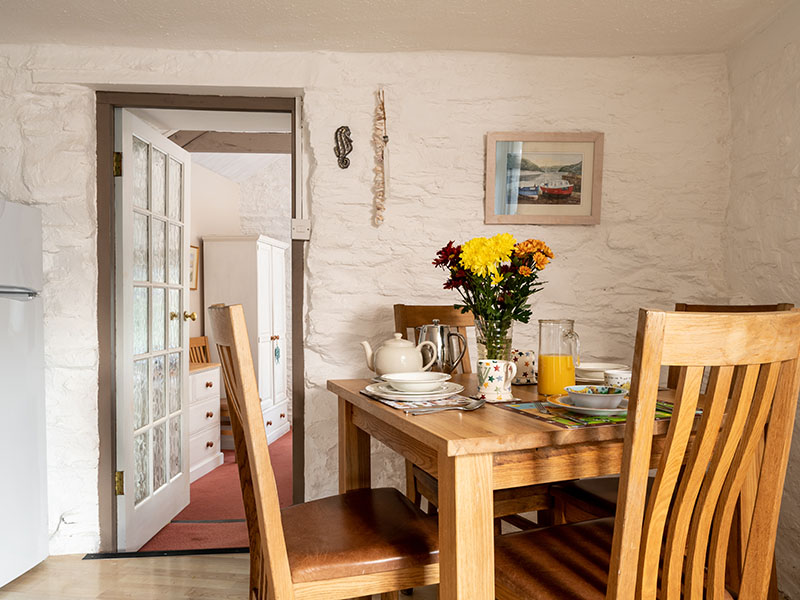 farmstay holiday cottage dining
